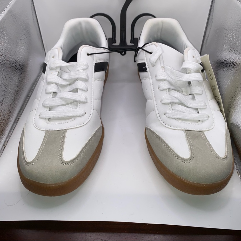 No Boundaries Men’s Soccer Lace Up Sneakers White Black Stripe Gum Sole Size 10